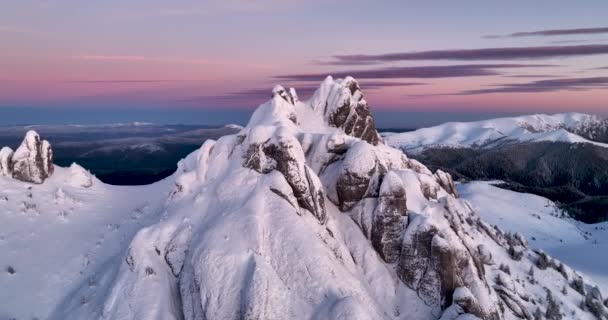 Pemandangan udara Ciucas Romania saat matahari terbenam. Gunung Epic tertutup salju — Stok Video