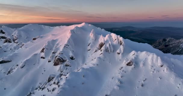 Widok z lotu ptaka na Ciucas Romania o zachodzie słońca. Epickie góry pokryte śniegiem — Wideo stockowe