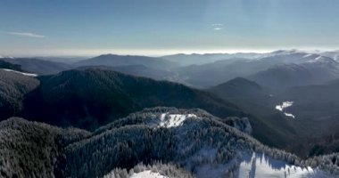 Ocak 2022 'de Romanya' nın Ciucas dağlarının üzerinden ve etrafından uç. Güneşli bir gün..