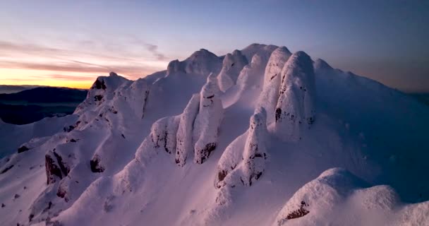 Αεροφωτογραφία της Ciucas Ρουμανίας στο Sunset. Επικά βουνά καλυμμένα με χιόνι — Αρχείο Βίντεο