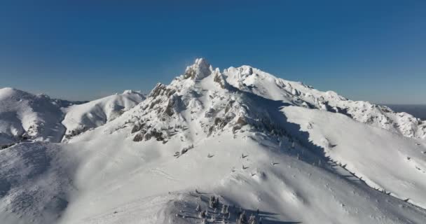 Voe sobre e em torno das montanhas de Ciucas Romênia em janeiro de 2022 Dia ensolarado. — Vídeo de Stock