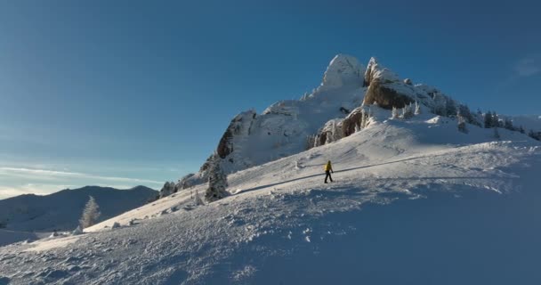 Latać nad i wokół gór Ciucas Rumunia w styczniu 2022 Słoneczny dzień. — Wideo stockowe