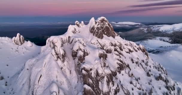 Vista aérea de Ciucas Rumania en Sunset. Montañas épicas cubiertas de nieve — Vídeo de stock