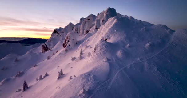 Αεροφωτογραφία της Ciucas Ρουμανίας στο Sunset. Επικά βουνά καλυμμένα με χιόνι — Αρχείο Βίντεο