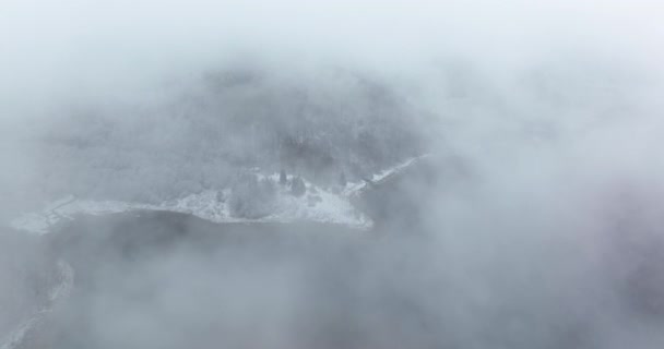 Drone colpo di un bellissimo lago. Paesaggi nebbiosi invernali. Romania dicembre 2021 — Video Stock