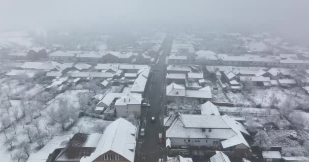 Снимок беспилотника красивого маленького города, покрытого снегом. Румыния Декабрь 2021 года — стоковое видео