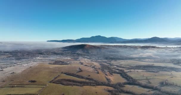 Εναέρια ήλιο ομίχλη βουνό drone πυροβόλησε. Φθινόπωρο κανείς φύση τοπίο. — Αρχείο Βίντεο
