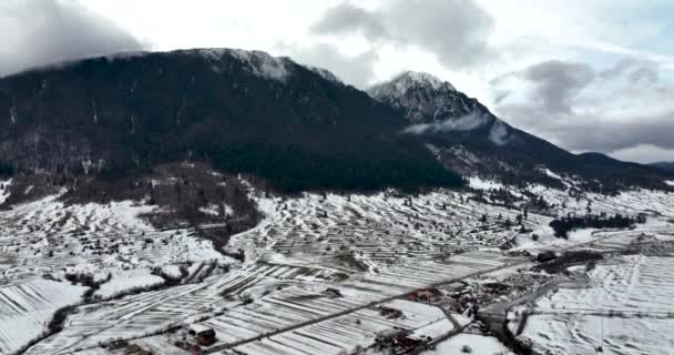 Widok z lotu ptaka nad miastem Zarnesti w Rumunii pokryty śniegiem. Film wideo z podróży. — Wideo stockowe