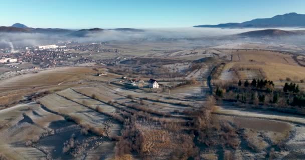 ヨーロッパの自然地域と田舎の小さな家の美しい空中. — ストック動画