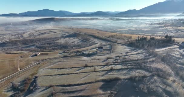 Hava güneşli sisli dağ dronu atışı. Sonbahar hiç kimse doğa manzarası. — Stok video