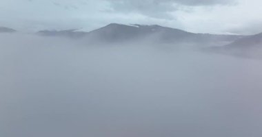 Romanya 'da sislerin altında el değmemiş inanılmaz doğal manzara ortaya çıktı.