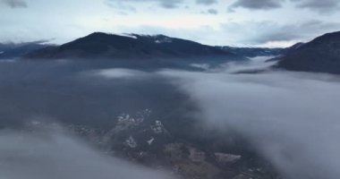 Bulutların üstünde yan yana uçuyorlar. Avrupa 'nın güzel dağ manzarası
