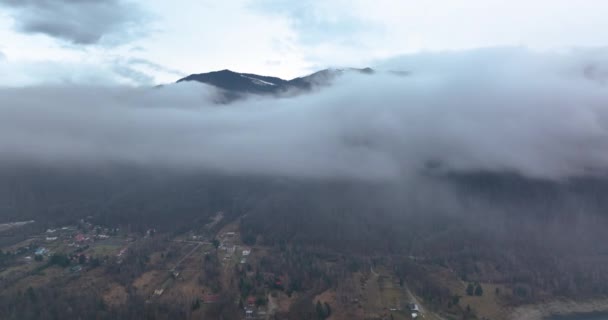 Vliegen op de wolken en de bergen ontdekken met sneeuw op de top. — Stockvideo