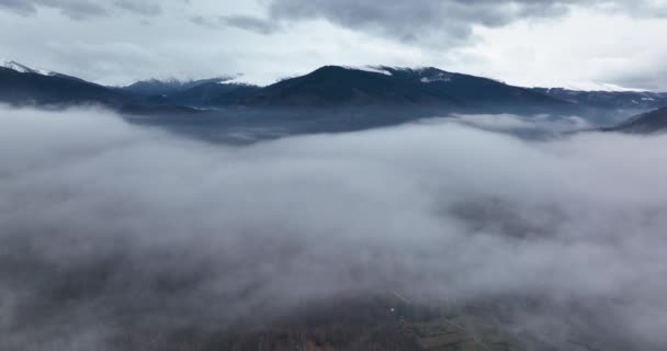 Mistige luchtfoto 's van een bergstadje en wegen. Langzaam naar links. — Stockvideo