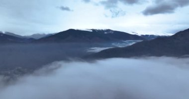 Sisin üzerinden uçmak dağı açığa çıkarıyor. Sonbahar kış drone manzarası.