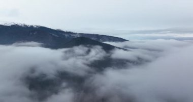 Yoğun bir sis bulutunun altındaki dağ. Sabahları bulutların üzerinde İHA uçuşu