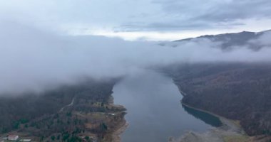 Sisin altındaki güzel göl. Yuvarlak sise kadar. İHA ateşi