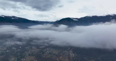 Karla kaplı dağların arasından geriye doğru uçuyor. Hava Manzarası