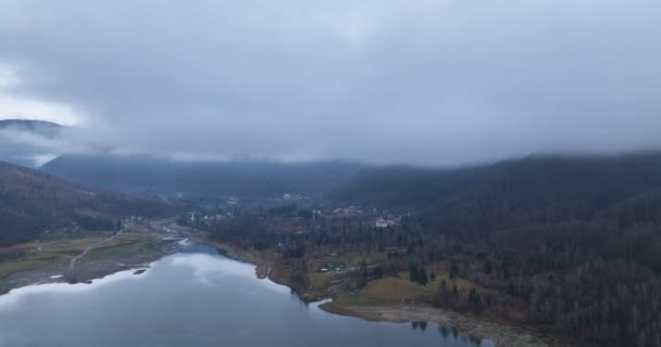 Μυστική θέα μιας λίμνης, δάσους και μιας πόλης που καλύπτεται από ομίχλη. Βουνό — Αρχείο Βίντεο
