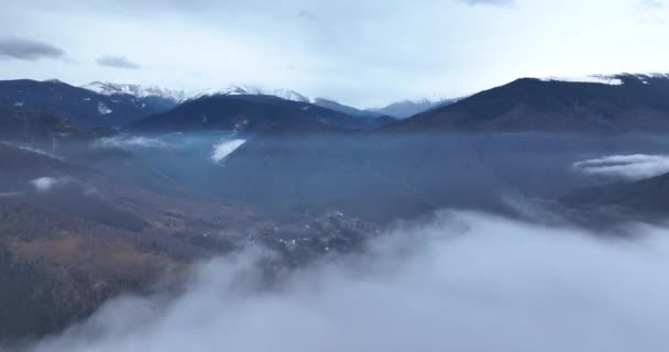 안개 위를 날면서 산을 보여 줍니다. 가을의 겨울 드론 풍경. — 비디오
