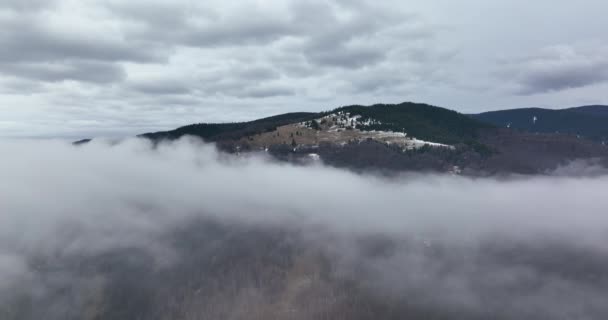 Ομίχλη βουνού, Ρουμανικό ορεινό ομιχλώδες πρωινό εναέρια τοπίο — Αρχείο Βίντεο