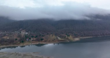 Yukarı doğru uçmak bulutları ve dağı açığa çıkarıyor. Güz Gölü Sabah Manzarası