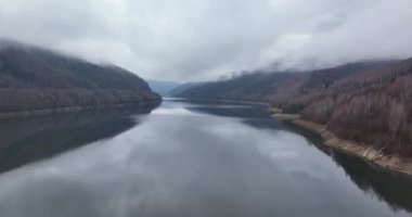 Sisli sonbaharda havadan güzel bir atış. Yukarıdaki dağ yamacı