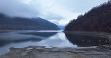 Misty Autumn Ormanı ve Avrupa Gölü 'nün insansız hava aracı görüntüleri. Suyun üzerinden uç.
