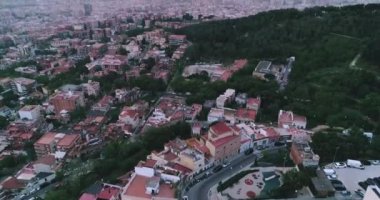 Barcelona şehrinin güzel hava manzarası. Günbatımında İspanyol Şehri Drone Görünümü