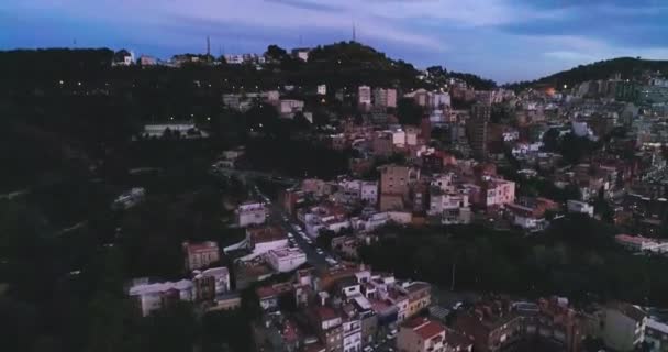 มุมมองทางอากาศของเมืองบาร์เซโลนา ใกล้กับพระอาทิตย์ตกในเวลากลางคืน — วีดีโอสต็อก