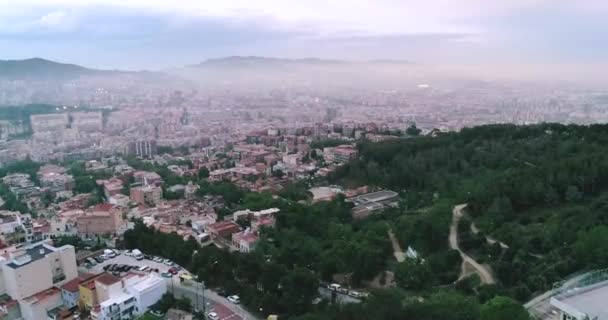 AERIAL: Βολή με drone της Βαρκελώνης των τυπικών μπλοκ πόλης στο όμορφο φως αργά το βράδυ — Αρχείο Βίντεο