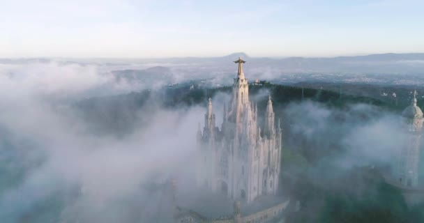 The top-view of the big statue of the Sacred Heart in the Temple of Tibidabo — стоковое видео