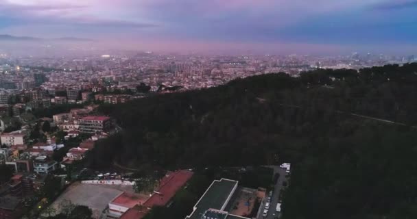 Barcelona, Spanyolország város éjszaka egy dróntól. Csodálatos Sunset ködös felvételek — Stock videók