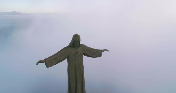 Closeup of the Jesus Statue in Tibidabo. Best tourism Spanish location. Foggy — Vídeos de Stock