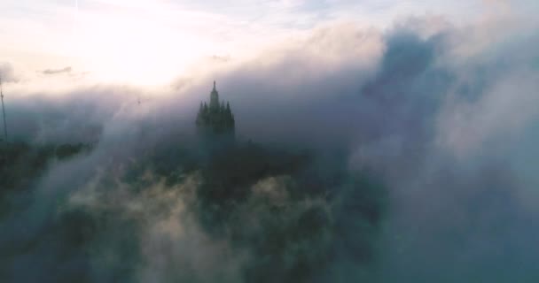 Niebla moviéndose rápido en la mañana. Iglesia del Tibidabo en el fondo. Viajar — Vídeo de stock