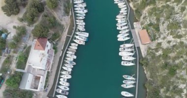 Ada manzaralı, sahil yolunda, teknelerle dolu IErevine Calanques