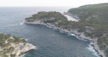 Cassis ve Calanque kıyılarının hava görüntüsü Güney Fransa, Fransız Rivierası