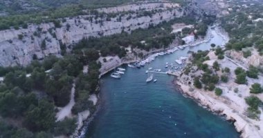 Cassis, Provence yakınlarındaki Calanques Ulusal Parkı 'ndaki uçurumlarda bir klip.