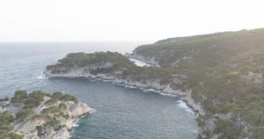 Geniş, Calanques de Port Pin 'in Cassis yakınlarındaki Sahne Sahillerinin Üzerinde Uçan Klip