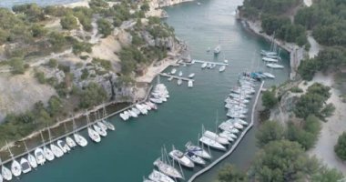 Fransa 'da Cassis' in yanındaki Calanques Milli Parkı 'nda deniz manzarası