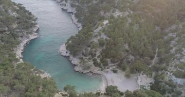 Açık mavi su tabakası kumlu sahil kayalığı Calanques Fransız Turizm Merkezi