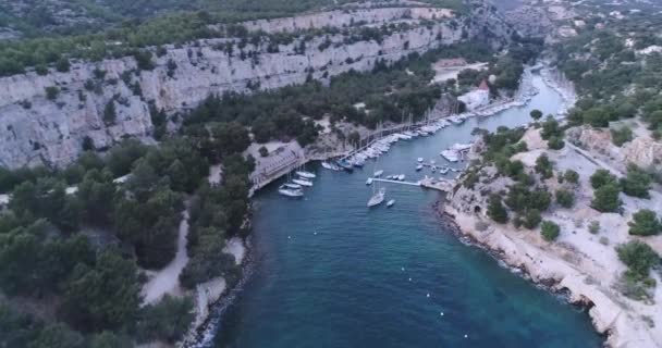 Légi felvétel a sziklákon, Calanques Nemzeti Park Cassis közelében, Provence — Stock videók
