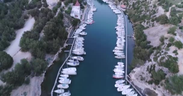 Luchtfoto van Port Miou Calanque Naast Cassis in Frankrijk met boten, kliffen — Stockvideo