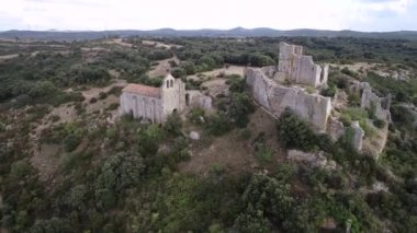 Güney Fransa 'da terk edilmiş ve eski bir şato olan Chateau dAumelas' ın havadan görünüşü