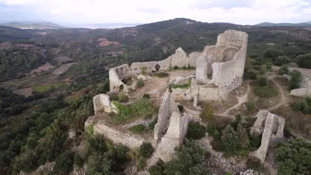 Вид с воздуха на заброшенный и старый замок Chateau dAumelas на юге Франции — стоковое видео