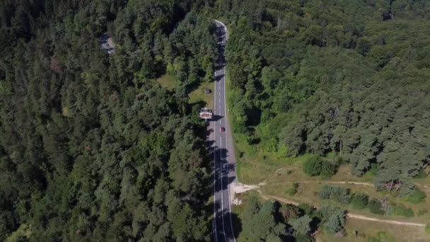Birds eve views an aerial Shot of a car driving. Top view of a mountain road — Stockvideo
