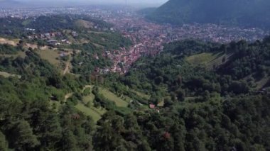 Bir Avrupa Köyü 'nün hava aracı görüntüsü. Güzel dağlar ve yeşil topraklar.