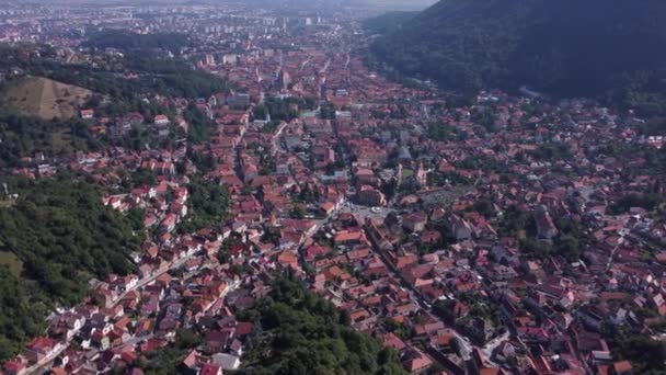 Drone aereo ad alta quota Guarda le riprese del Brasov, Romania — Video Stock