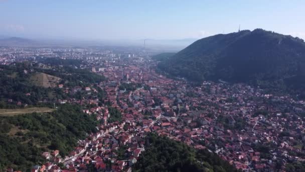 Вид с воздуха на Брашов, Румыния. Жилые здания — стоковое видео