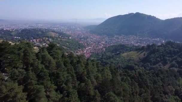 Το μεσαιωνικό Ευρωπαϊκό Χωριό με Orange Roofs βρίσκεται δίπλα στο βουνό. — Αρχείο Βίντεο